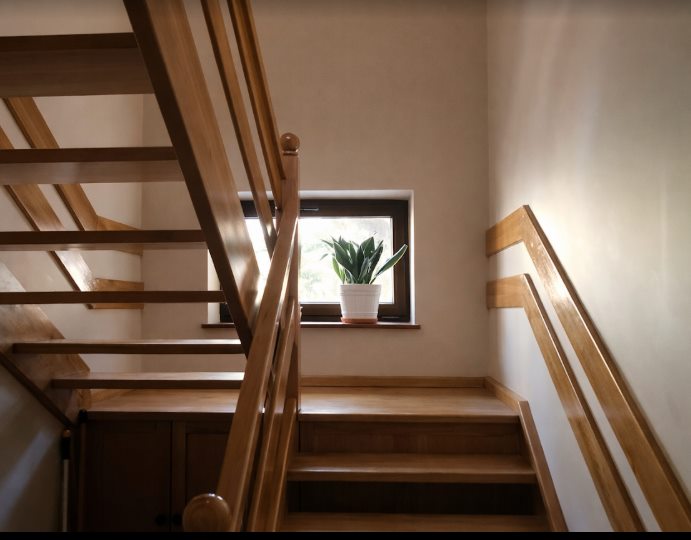 Drewniane schody z balustradą